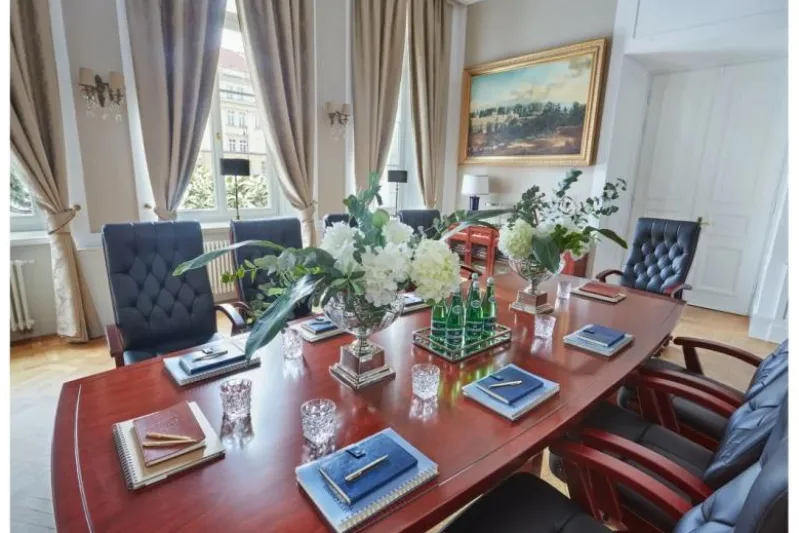 Arredo completo per sala riunione con tavolo 360 cm e 8 poltrona direzionale