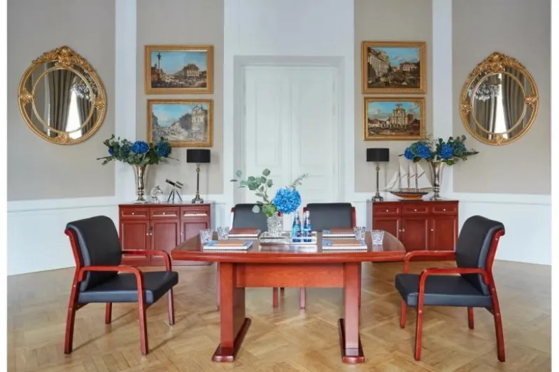 Arredo completo per sala riunione con tavolo 6 posti e sedie