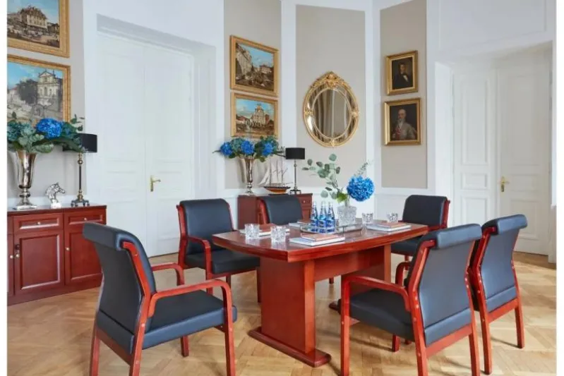 Arredo completo per sala riunione con tavolo 6 posti e sedie