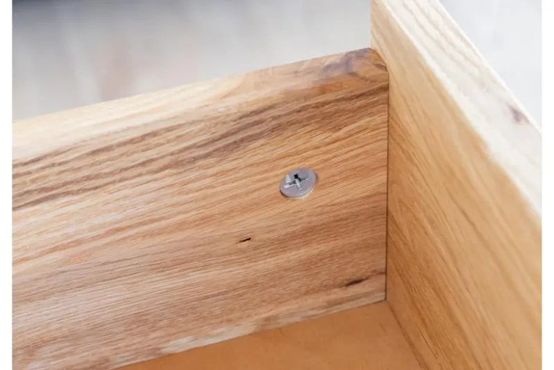 Cassettiera in legno naturale massello e vetro grafite moderna