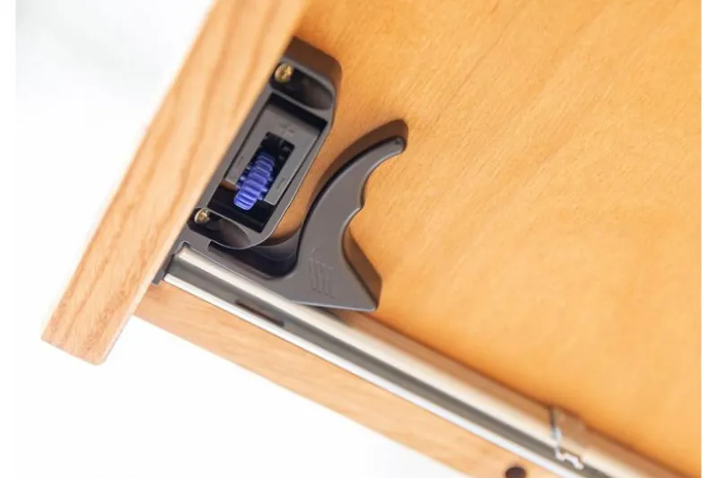 Cassettiera in legno naturale massello e vetro grafite moderna