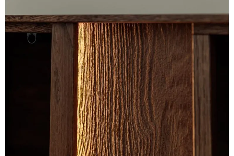 Credenza moderna alta in rovere massello tabacco con LED