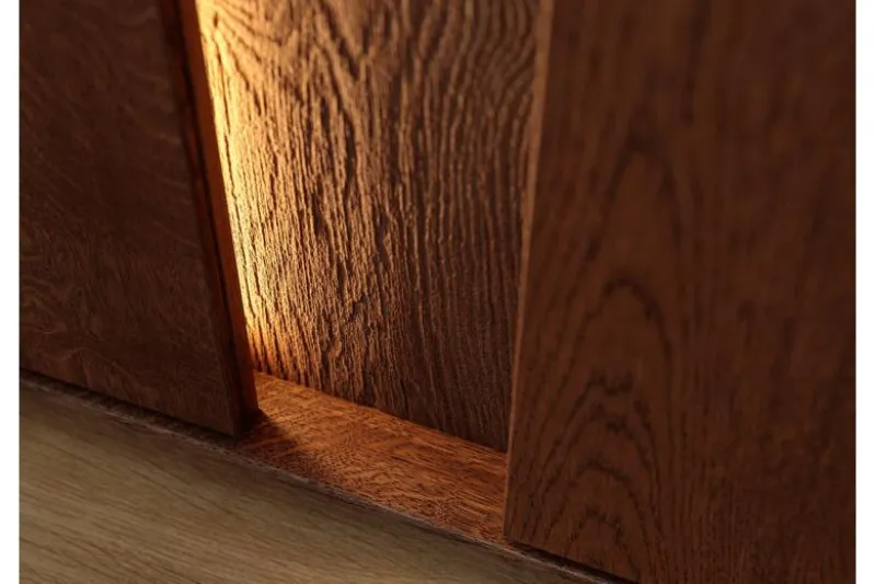 Credenza moderna alta in rovere massello tabacco con LED