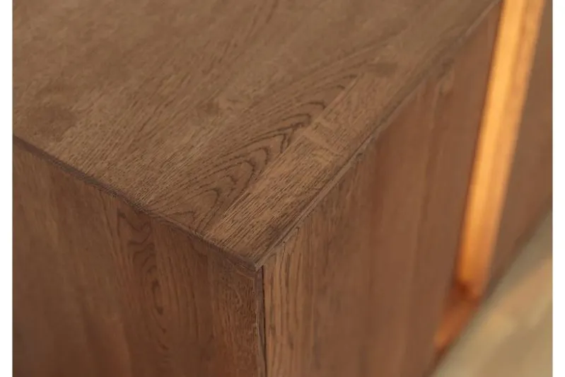 Credenza moderna alta in rovere massello tabacco con LED