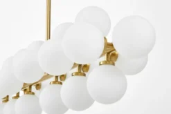 Lampadario a sospensione palle bianche asta orizzontale ottone PETRICA W24