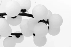 Lampadario con sfere opalescenti corona metallo nero MARSIADA W25