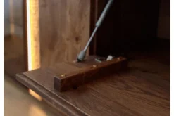 Mobile TV con vetrina in rovere massello tabacco