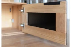 Mobile tv sospeso con vetro nero e sezione di tronco rovere massello