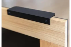 Mobile tv sospeso con vetro nero e sezione di tronco rovere massello