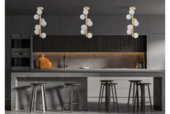 Plafoniera moderna oro con 7 sfere in vetro bianco PETRICA W7