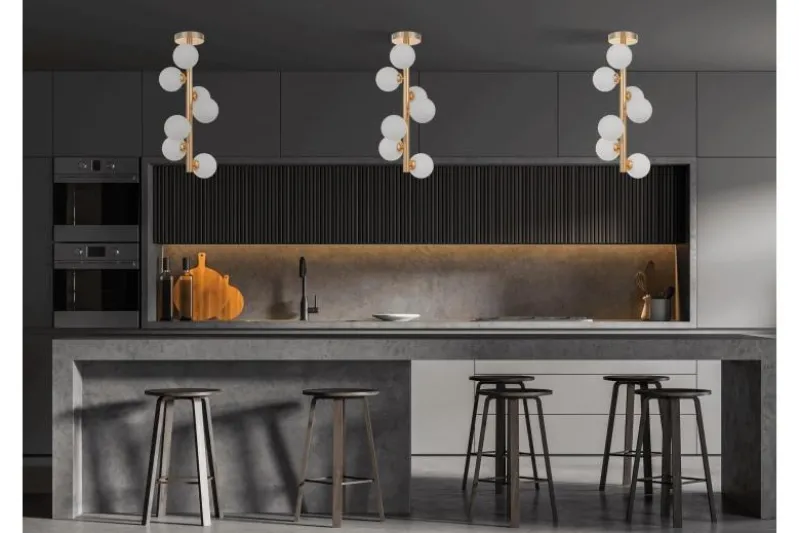 Plafoniera moderna oro con 7 sfere in vetro bianco PETRICA W7