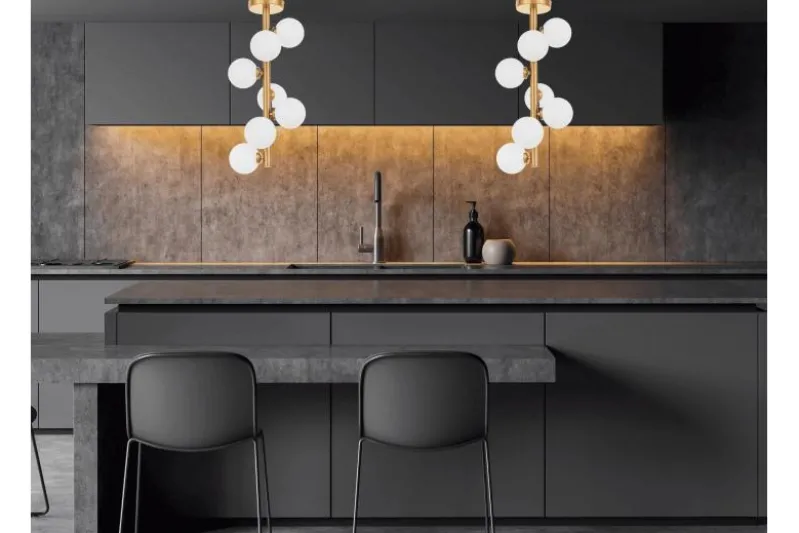 Plafoniera moderna ottone con 7 sfere in vetro bianco PETRICA W7