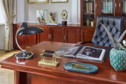 Poltrona direzionale da ufficio in pelle nera Consul