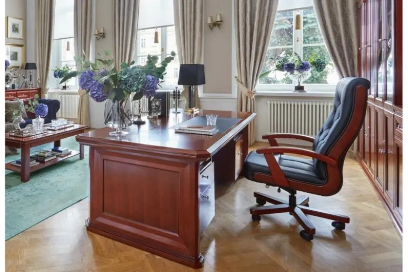 Poltrona direzionale da ufficio in pelle nera Consul