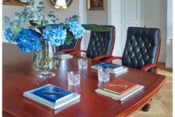 Poltrona direzionale da ufficio in pelle nera Consul