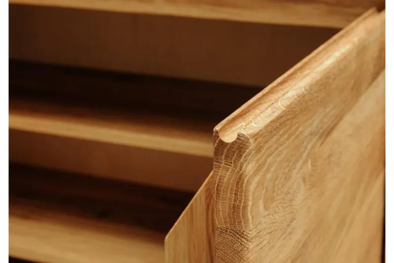 Scarpiera chiusa in legno naturale di rovere massello oliato
