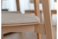 Sedia da pranzo in velluto beige con gambe in faggio COMO