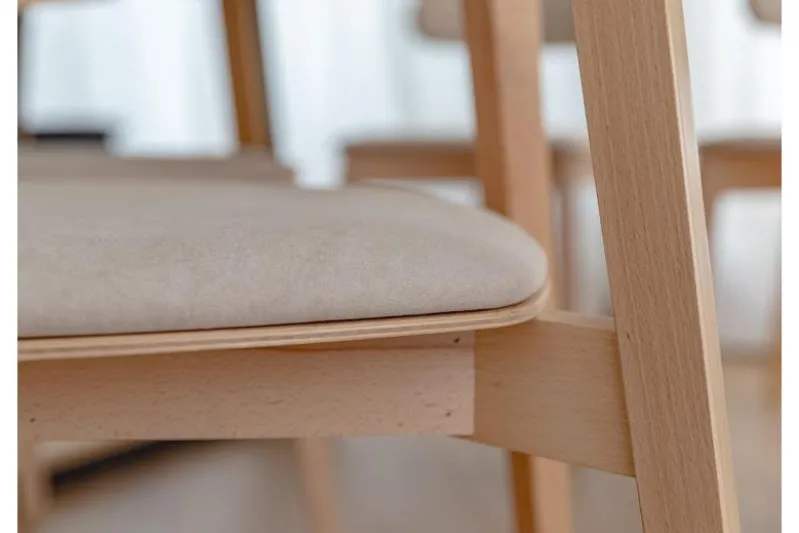 Sedia da pranzo in velluto beige con gambe in faggio COMO