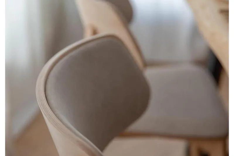 Sedia da pranzo in velluto beige con gambe in faggio COMO