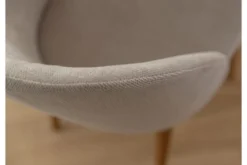 Sedia imbottita beige con gambe in faggio naturale OLBIA