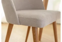 Sedia imbottita beige con gambe in faggio naturale OLBIA
