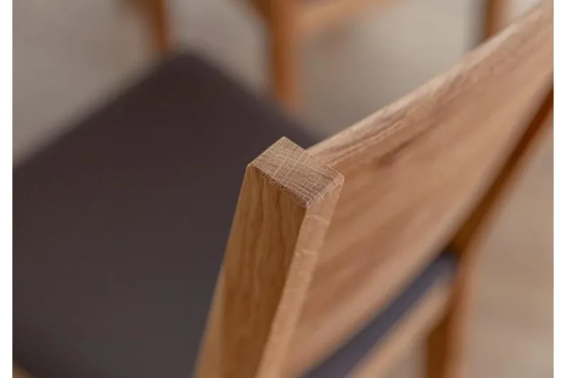 Sedia in rovere massello e sedile in pelle ecologica marrone PRATO